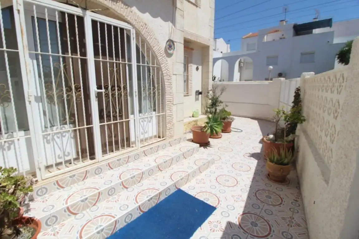 Vista exterior de Casa adosada en venta en Torrevieja con Aire acondicionado, Jardín privado y Terraza