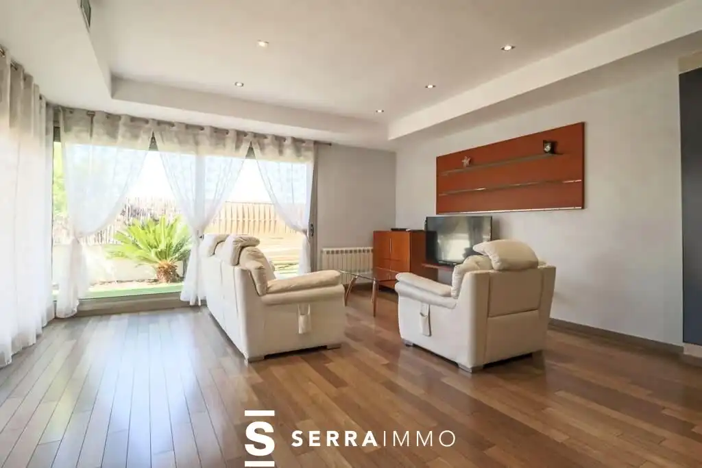 Sala d'estar de Casa o xalet en venda en Vilafranca del Penedès amb Aire condicionat, Calefacció i Jardí privat