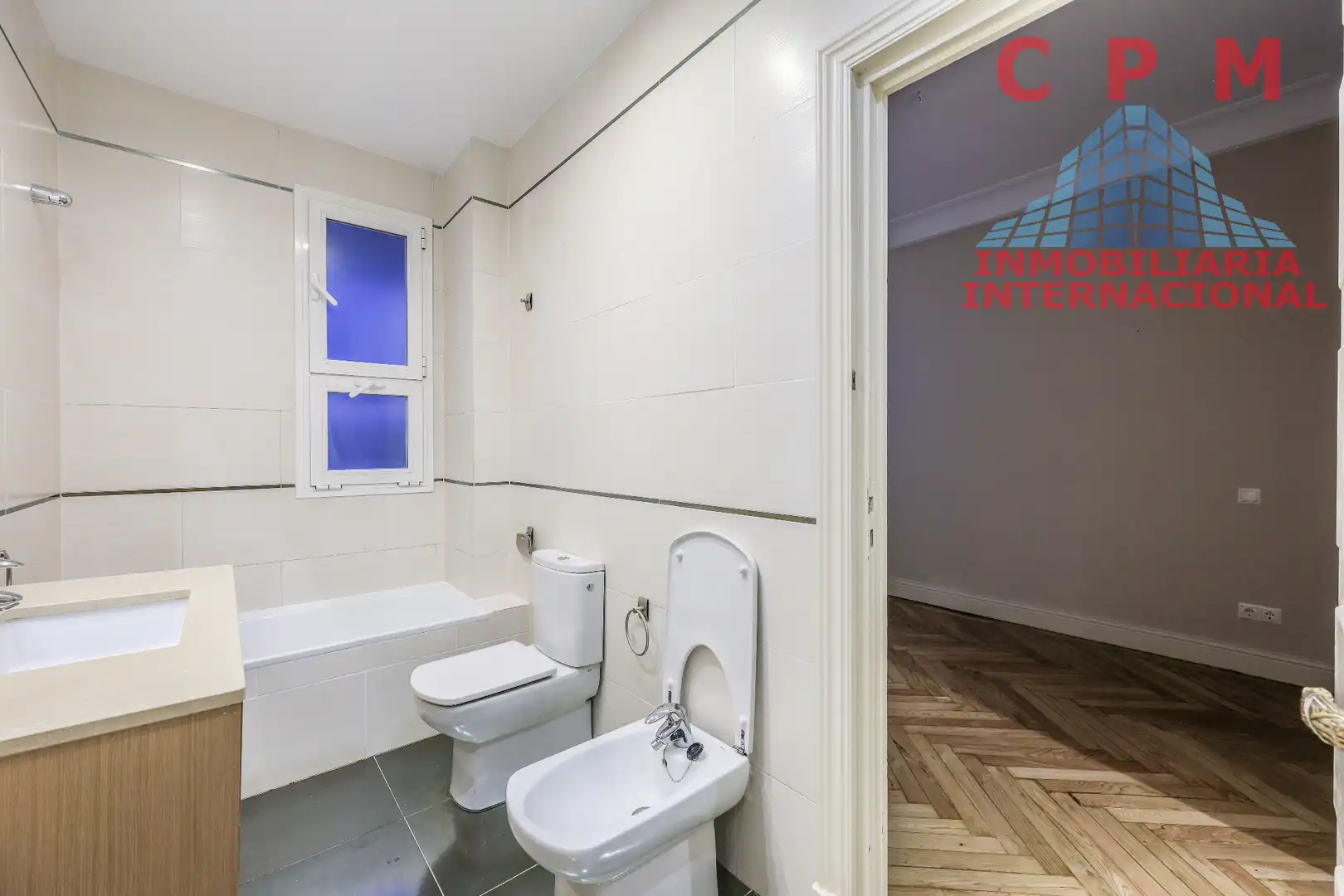 Bathroom of Flat for rent in Madrid  with Air Conditioner, Heating and Parquet flooring
