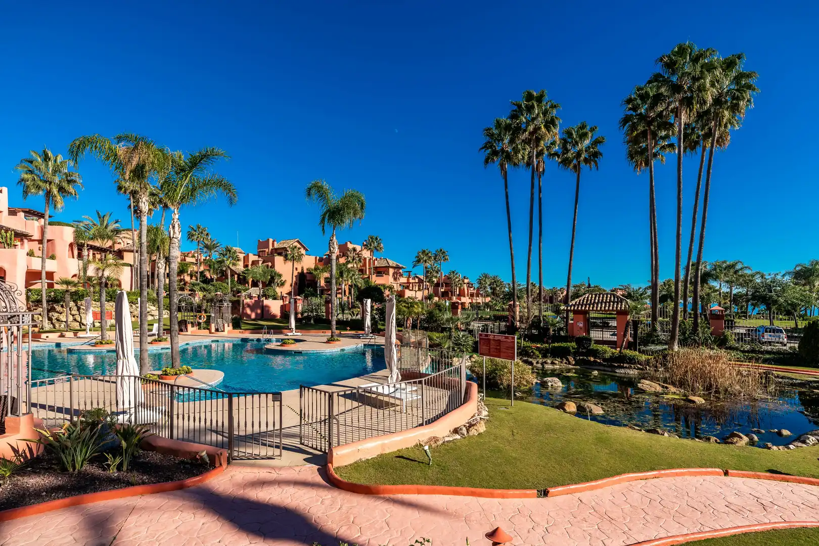 Piscina de Planta baja en venta en Estepona con Aire acondicionado, Calefacción y Parquet