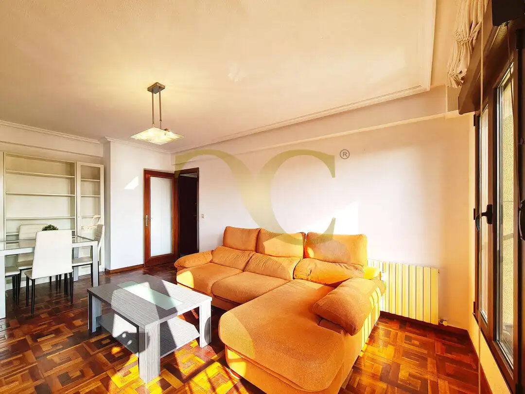 Sala de estar de Piso en venta en Oviedo  con Calefacción, Trastero y Amueblado