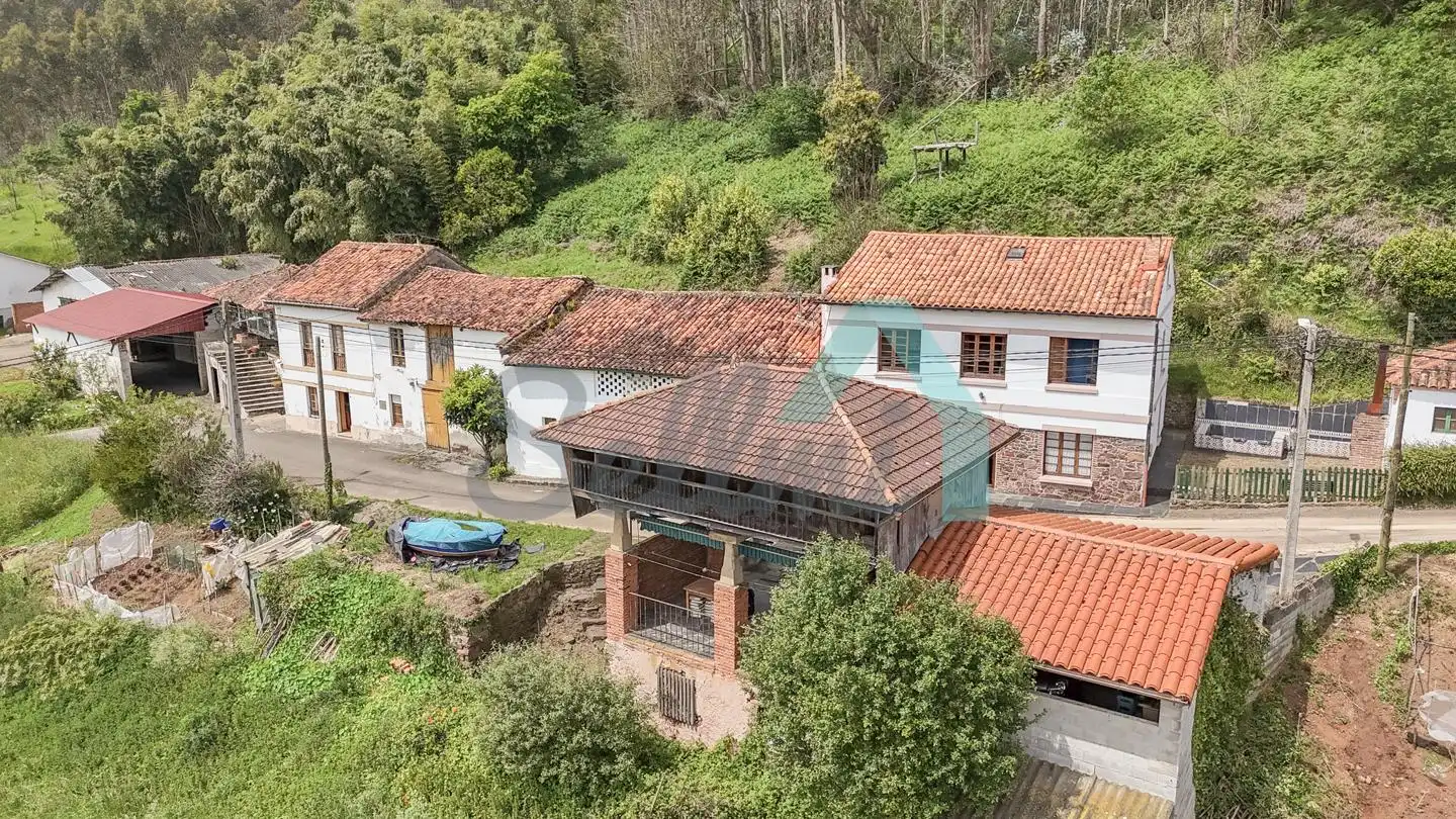 Außenansicht von Einfamilien-Reihenhaus zum Verkauf in Carreño mit Heizung, Privatgarten und Parkett