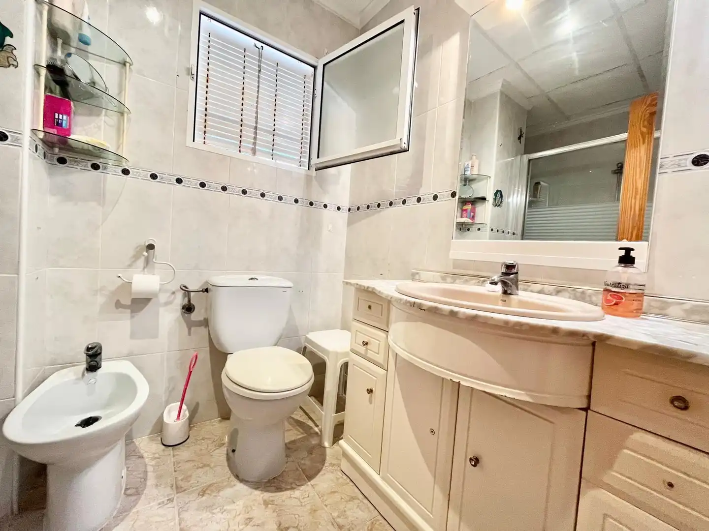 Baño de Planta baja de alquiler en Torrevieja con Calefacción, Piscina y Amueblado