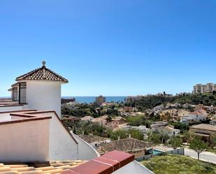 Vista exterior de Àtic en venda en Benalmádena amb Terrassa i Piscina