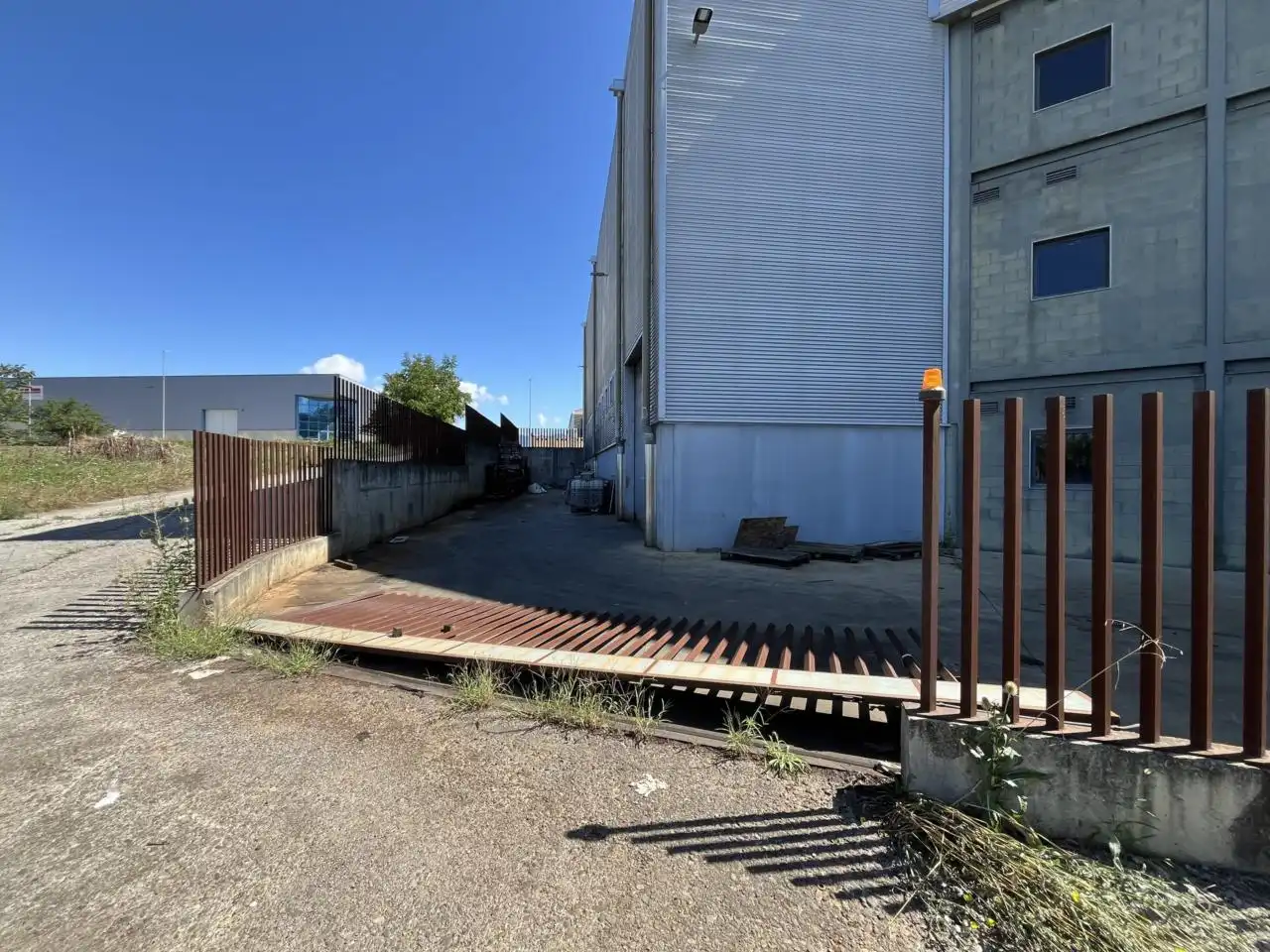 Vista exterior de Nave industrial en venta en Manlleu con Alarma
