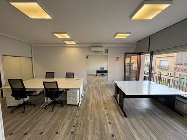 Oficina amb balcó de lloguer a Carrer Anselm Clavé 69