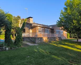 Vista exterior de Casa o xalet de lloguer en Galapagar amb Terrassa i Piscina