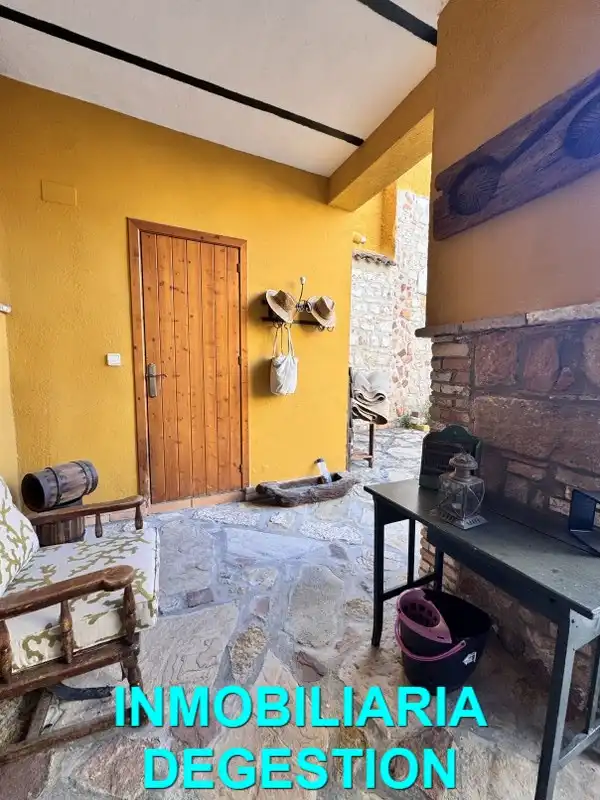 Casa adosada en venda en Linares amb Aire condicionat, Calefacció i Jardí privat
