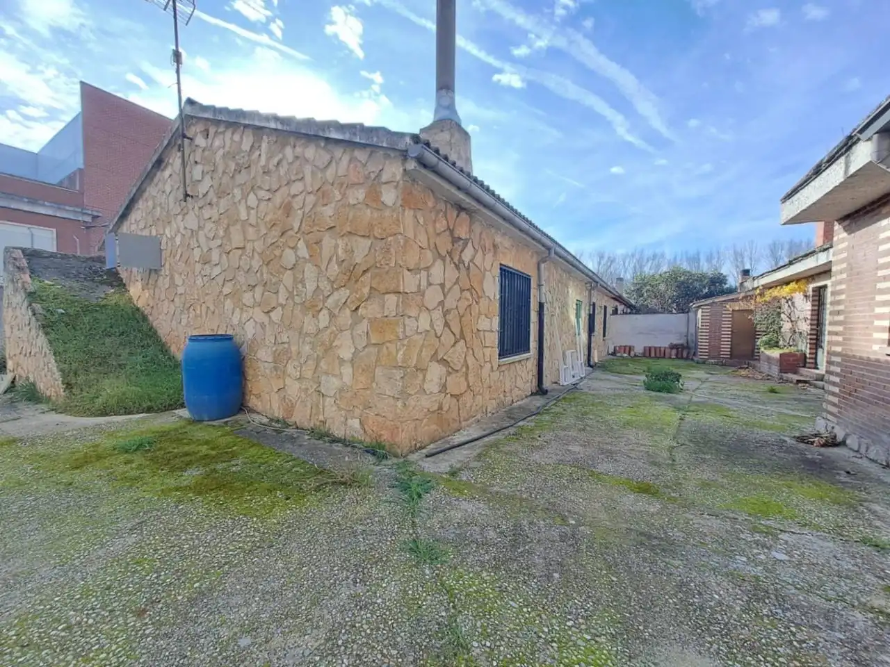 Vista exterior de Casa adosada en venda en Burgos amb Calefacció i Jardí privat