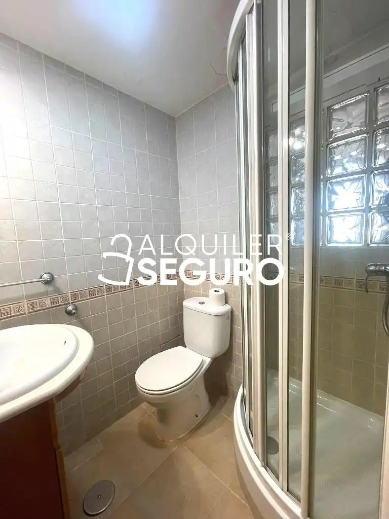 Bany de Pis de lloguer en Madrid amb Aire condicionat, Calefacció i Terrassa