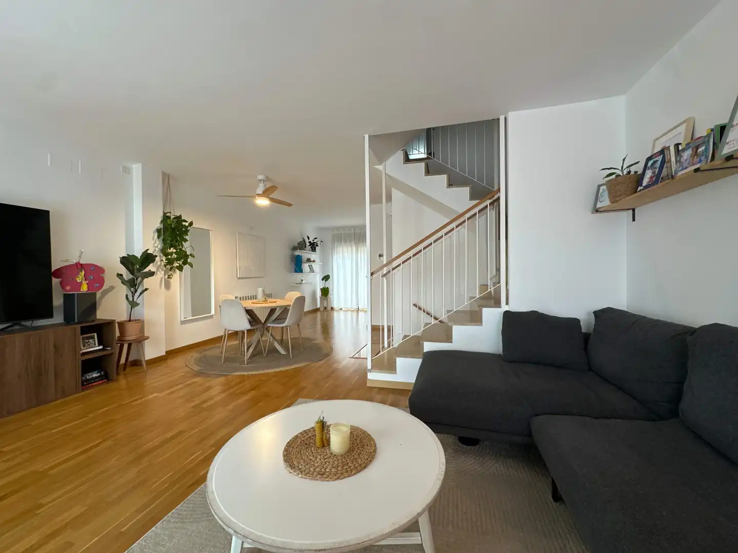 Wohnzimmer von Einfamilien-Reihenhaus zum Verkauf in Sant Esteve Sesrovires mit Klimaanlage, Heizung und Privatgarten