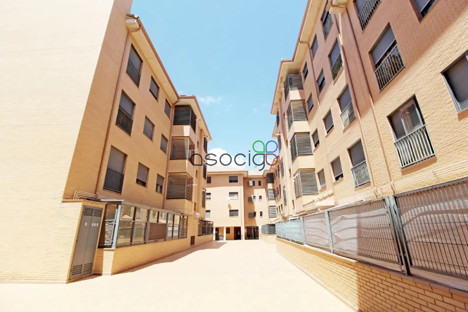 Außenansicht von Wohnung zum Verkauf in Yebes mit Heizung, Terrasse und Abstellraum