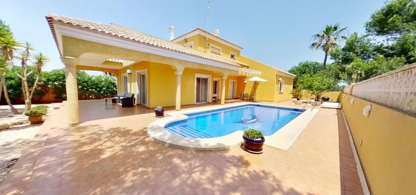 Vista exterior de Casa o xalet en venda en La Manga del Mar Menor amb Aire condicionat, Jardí privat i Terrassa