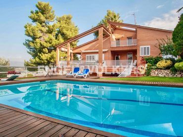 House with pool for sale in Gelida