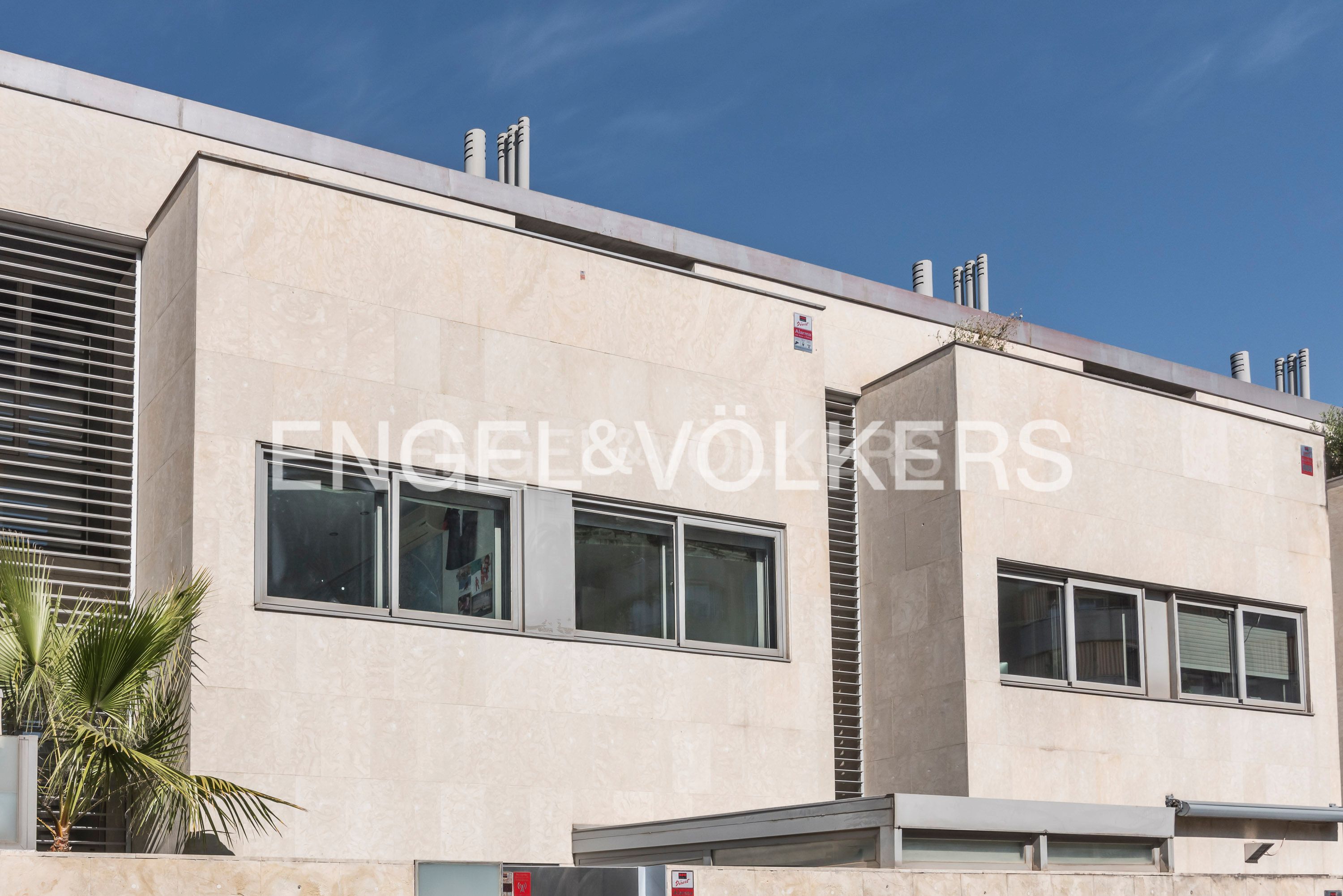 Exterior view of House or chalet for sale in  Madrid Capital  with Air Conditioner, Heating and Terrace