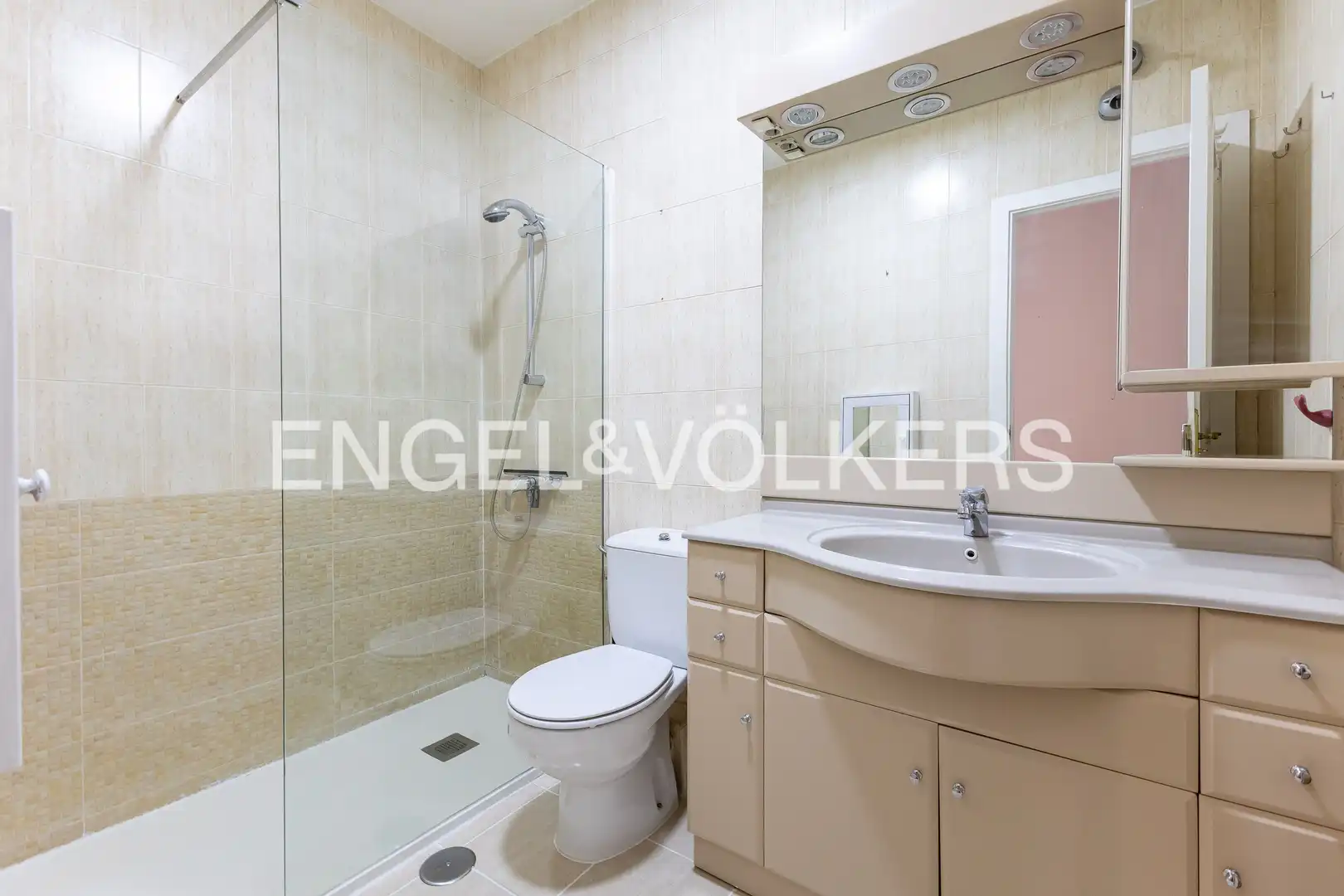 Bathroom of Flat for sale in Madrid  with Air Conditioner, Heating and Parquet flooring