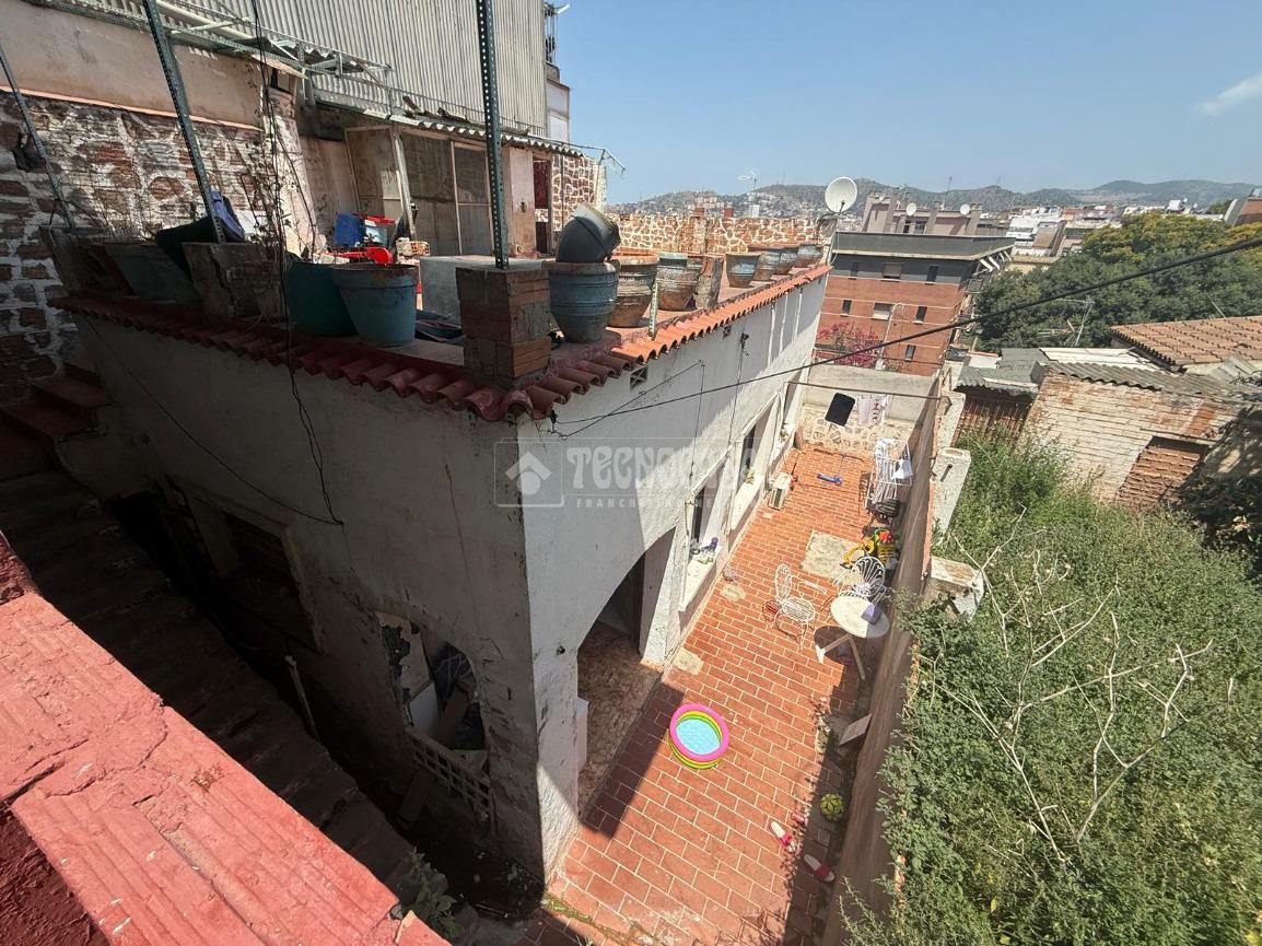 Vista exterior de Casa adosada en venda en Santa Coloma de Gramenet