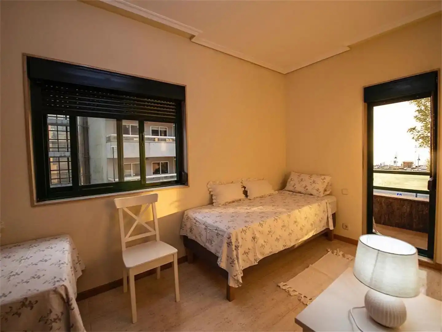 Schlafzimmer von Wohnungen zur Miete in Vigo  mit Möbliert und Balkon