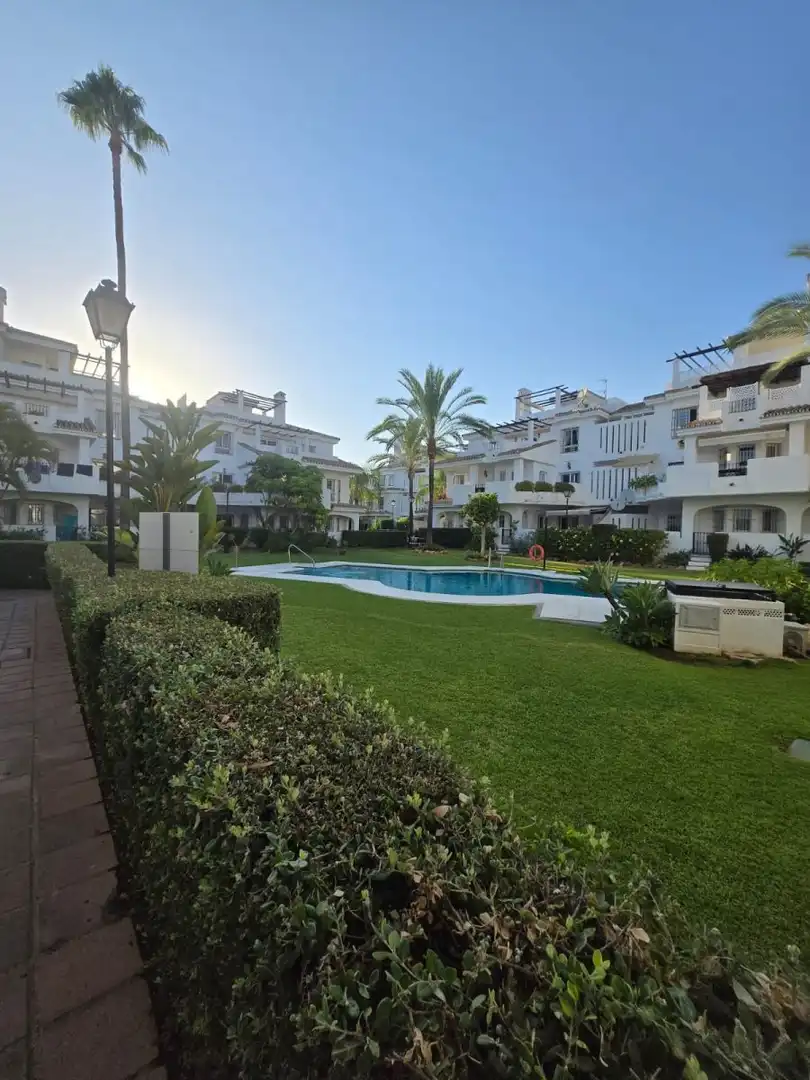 Vista exterior de Apartament de lloguer en Marbella amb Calefacció, Jardí privat i Moblat
