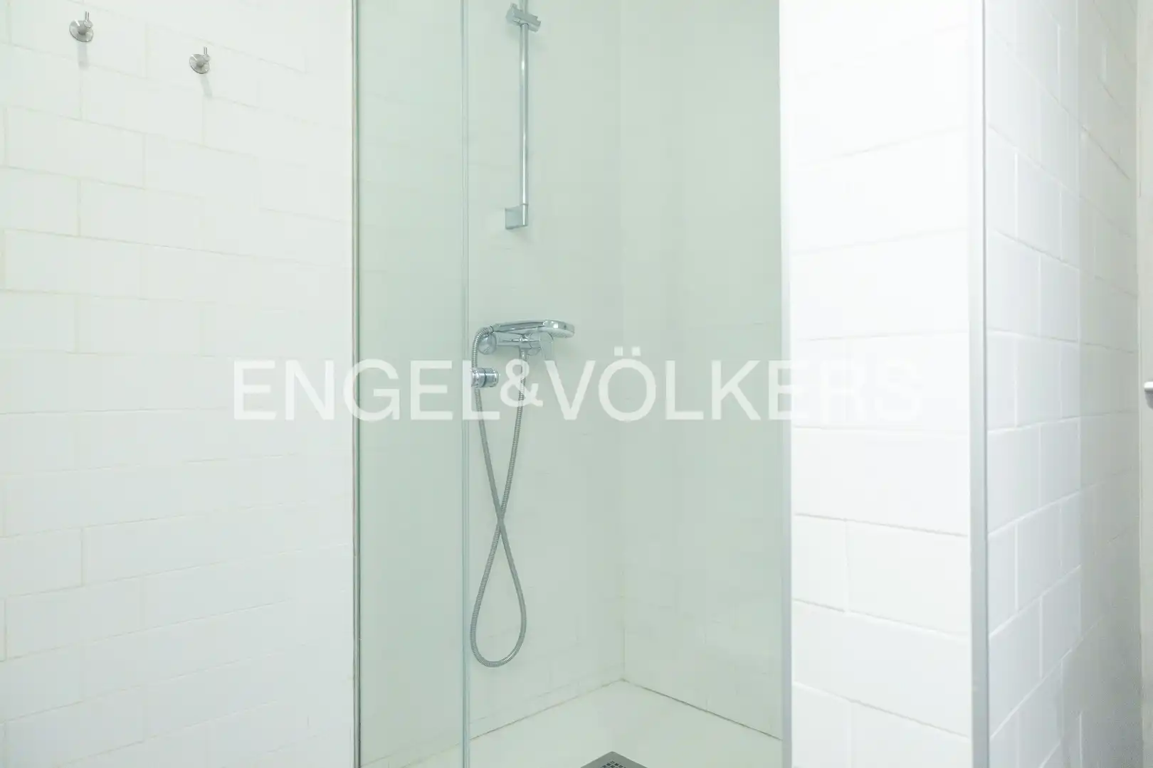 Badezimmer von Wohnung zum Verkauf in Barcelona mit Klimaanlage, Heizung und Parkett