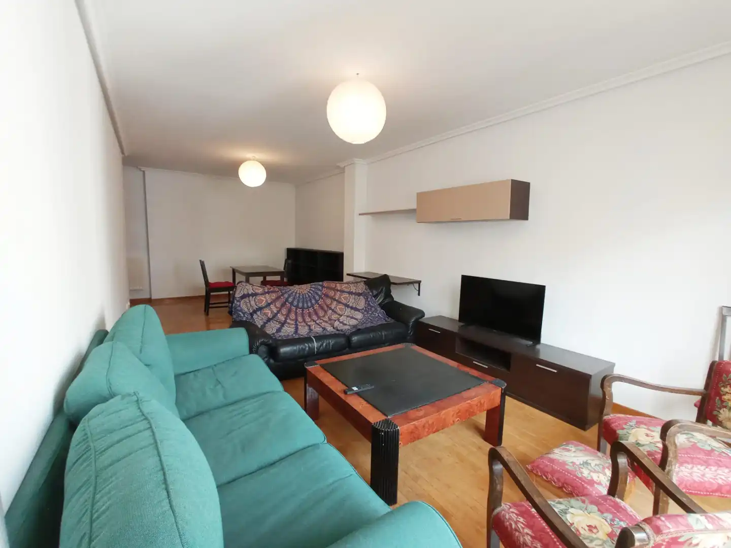 Sala d'estar de Pis en venda en Burgos amb Calefacció, Parquet i Terrassa