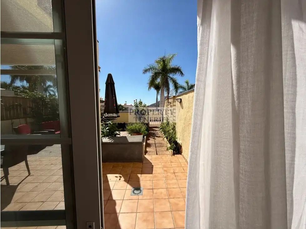Außenansicht von Wohnungen zum Verkauf in Arona mit Terrasse, Schwimmbad und Möbliert