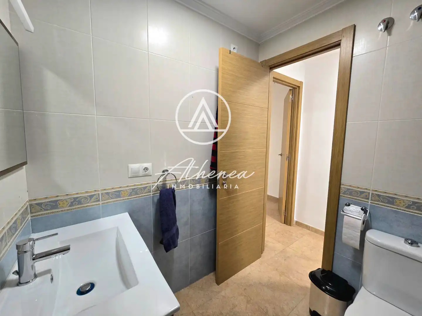 Baño de Piso en venta en Roquetas de Mar con Amueblado, Horno y Microondas