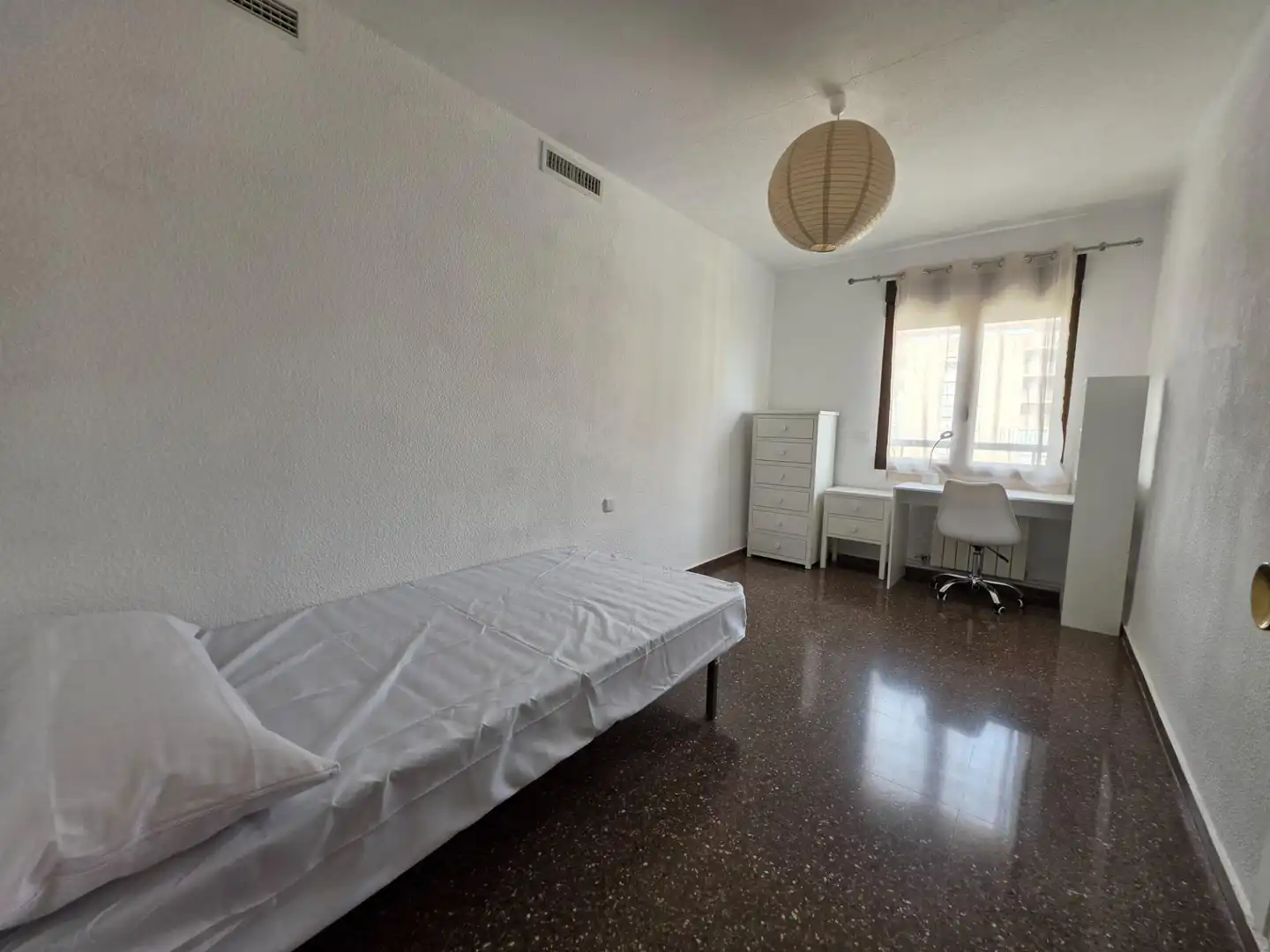 Bedroom of Flat for rent in Valencia  with Air Conditioner, Heating and Balcony