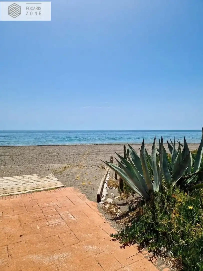 Vista exterior de Estudi en venda en Vélez-Málaga amb Aire condicionat, Terrassa i Balcó