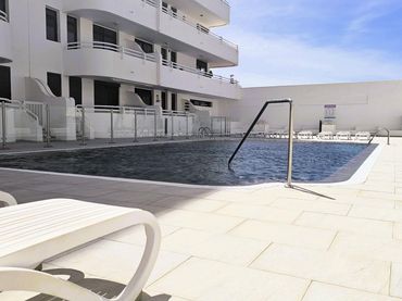 Baixos amb piscina de lloguer a Avenida JOSE MIGUEL GALVAN BELLO