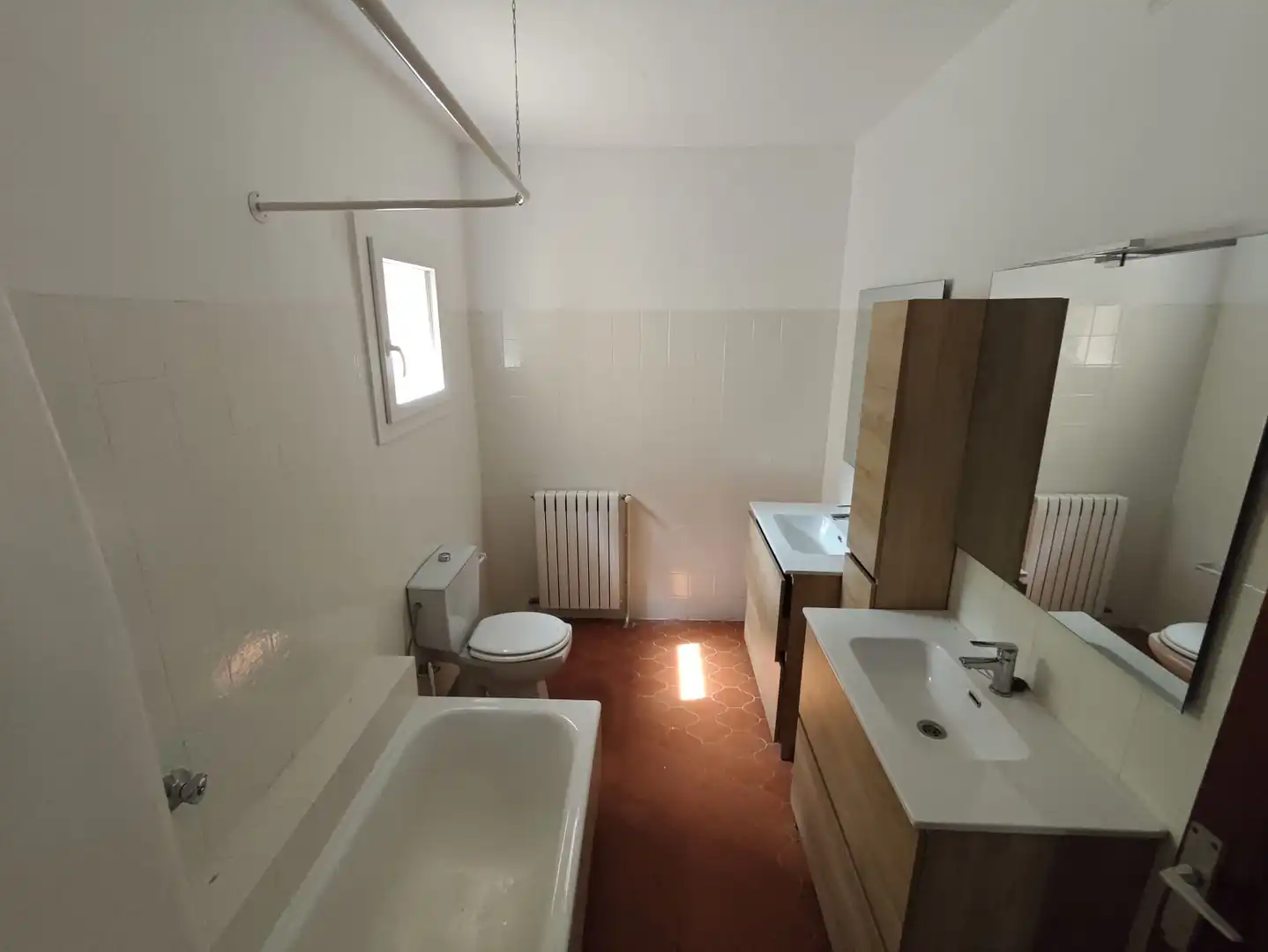 Badezimmer von Einfamilien-Reihenhaus zum Verkauf in Santa Cristina d'Aro mit Heizung, Privatgarten und Terrasse