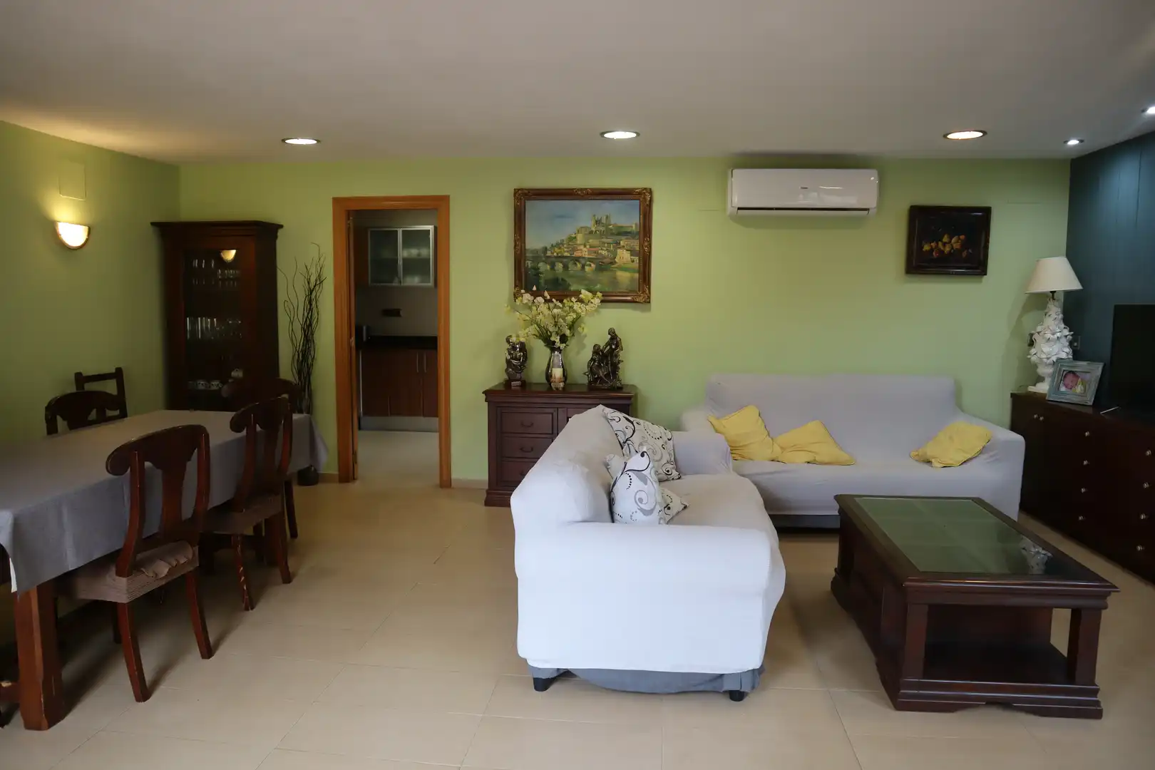 Wohnzimmer von Einfamilien-Reihenhaus zum Verkauf in Tossa de Mar mit Klimaanlage, Privatgarten und Terrasse