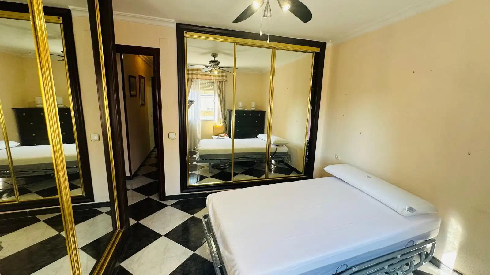 Habitación de Piso en venta en Sevilla con Aire acondicionado, Calefacción y Terraza