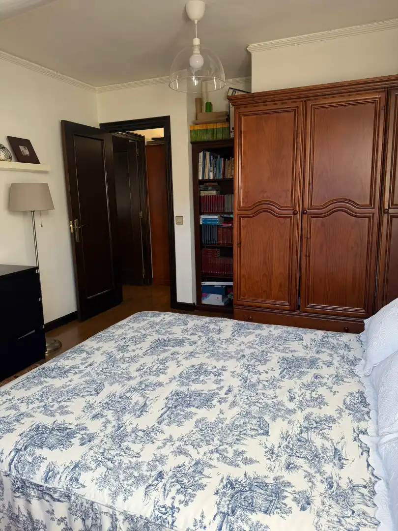 Dormitori de Dúplex en venda en Oviedo  amb Calefacció, Parquet i Moblat