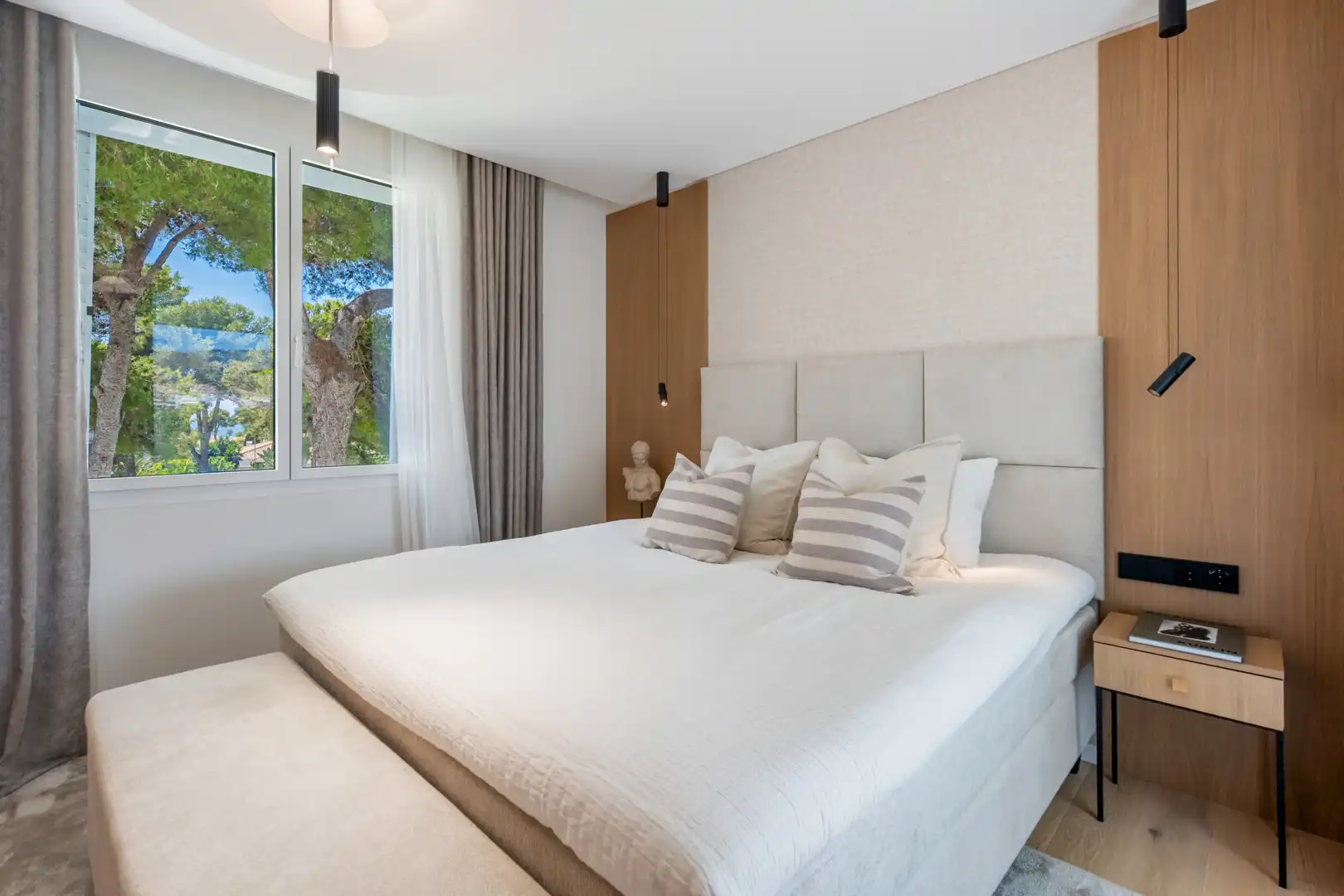 Schlafzimmer von Dachboden zum Verkauf in Marbella mit Klimaanlage, Terrasse und Schwimmbad