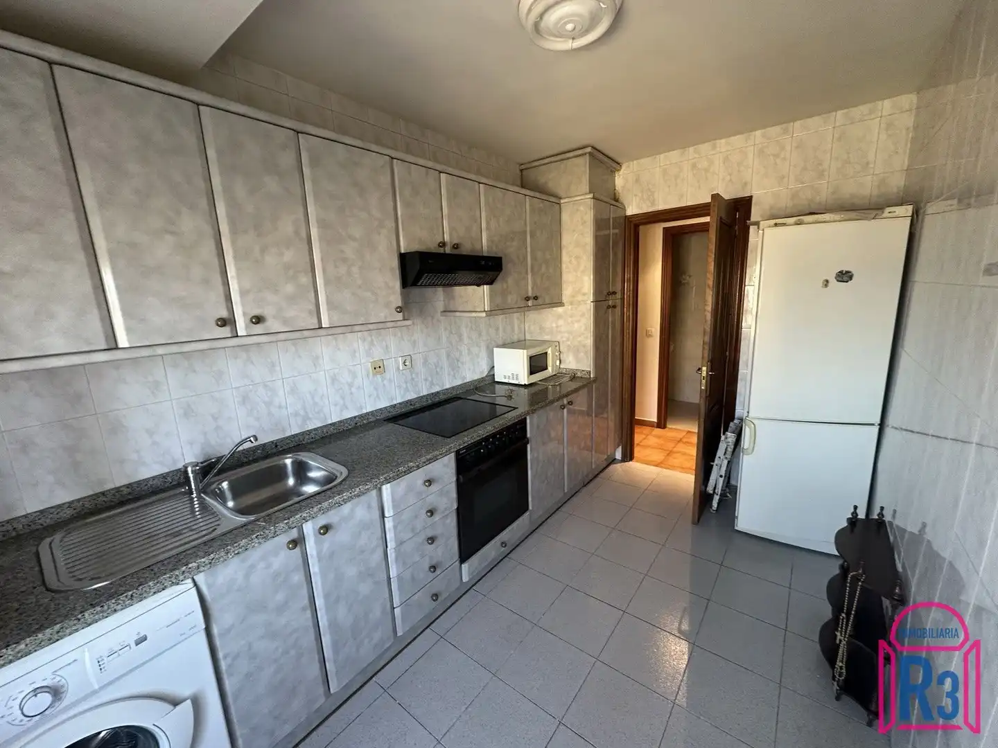 Cuina de Apartament en venda en León Capital  amb Calefacció, Terrassa i Moblat
