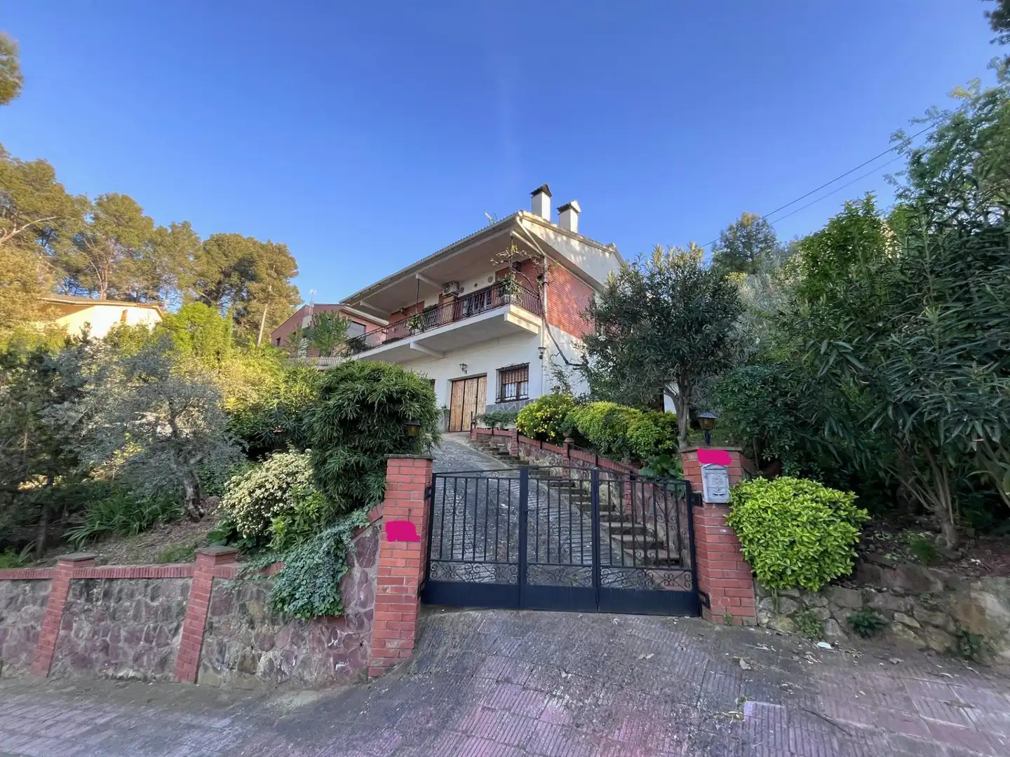 Vista exterior de Casa o xalet en venda en Castellví de Rosanes amb Aire condicionat, Calefacció i Jardí privat