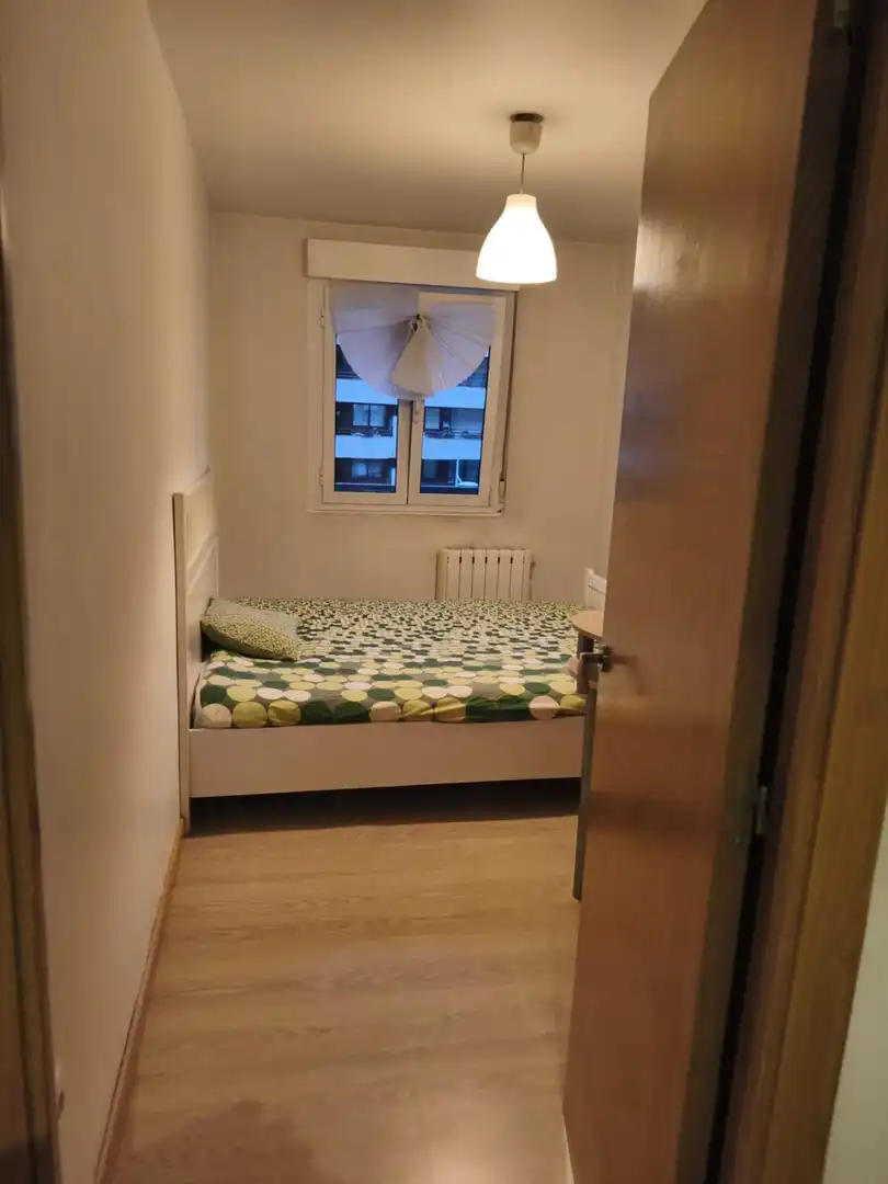Dormitori de Apartament per a compartir en Vigo  amb Calefacció, Moblat i Forn