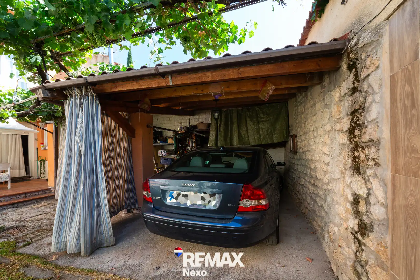 Aparcament de Casa adosada en venda en Wamba amb Calefacció, Jardí privat i Terrassa