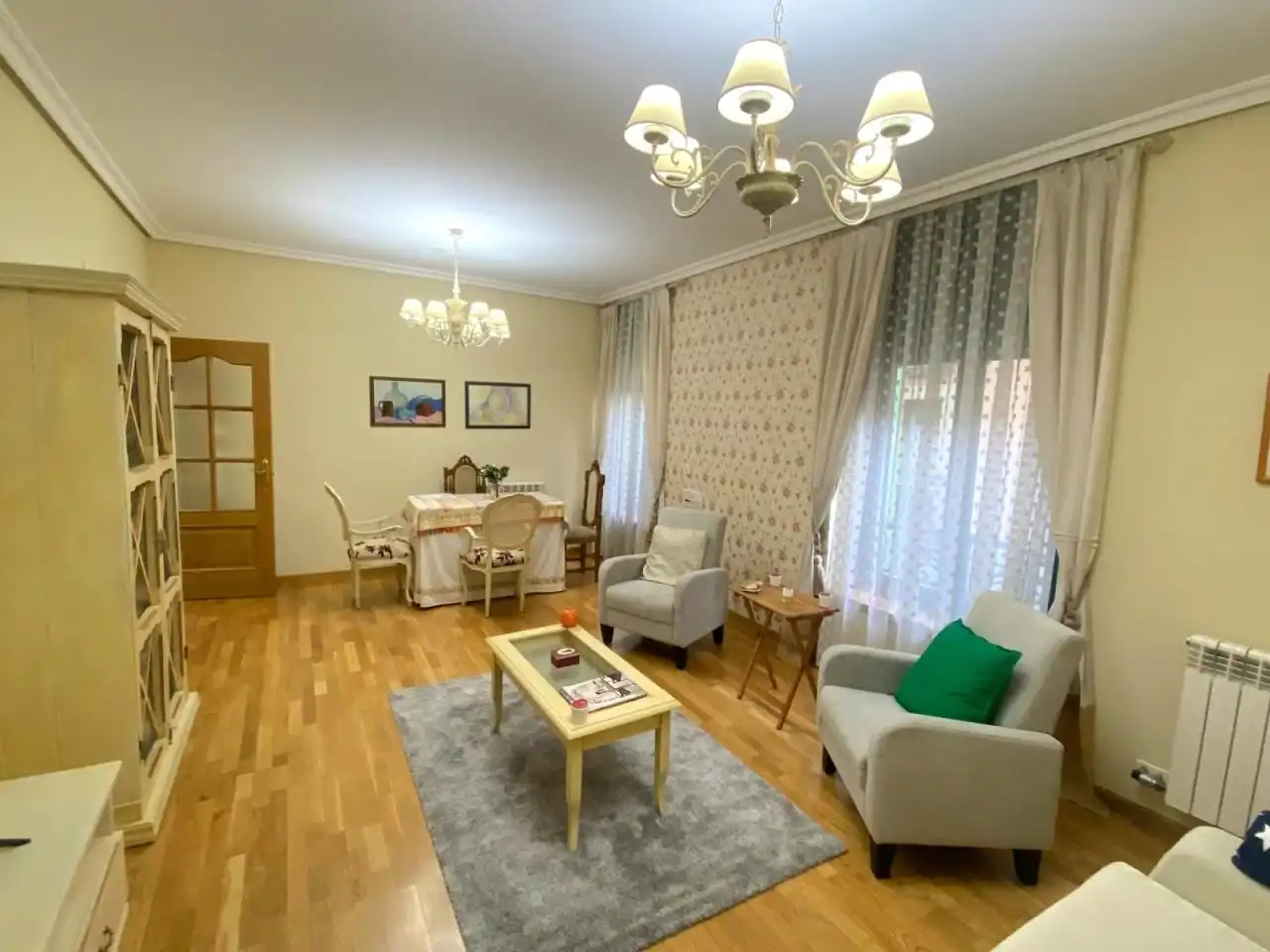 Sala d'estar de Apartament de lloguer en León Capital  amb Calefacció, Parquet i Moblat