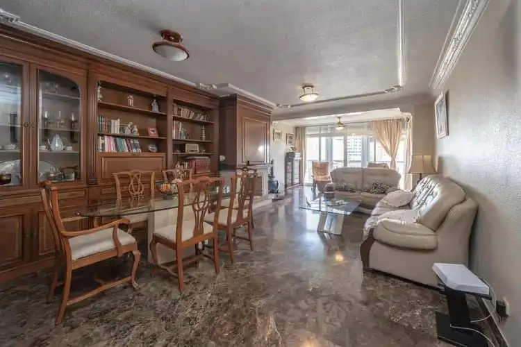 Sala de estar de Piso en venta en Benidorm con Terraza, Amueblado y Piscina comunitaria
