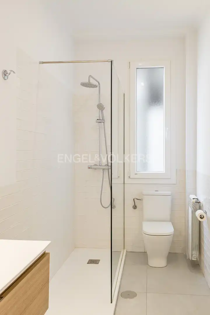 Badezimmer von Wohnung zur Miete in Madrid mit Klimaanlage, Heizung und Parkett