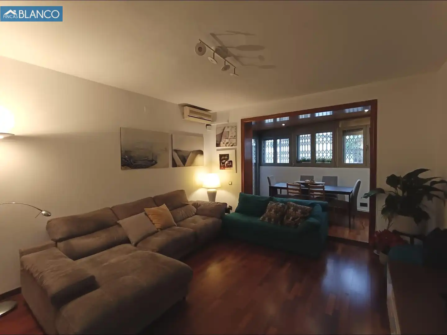 Sala de estar de Piso en venta en L'Hospitalet de Llobregat con Aire acondicionado, Calefacción y Parquet