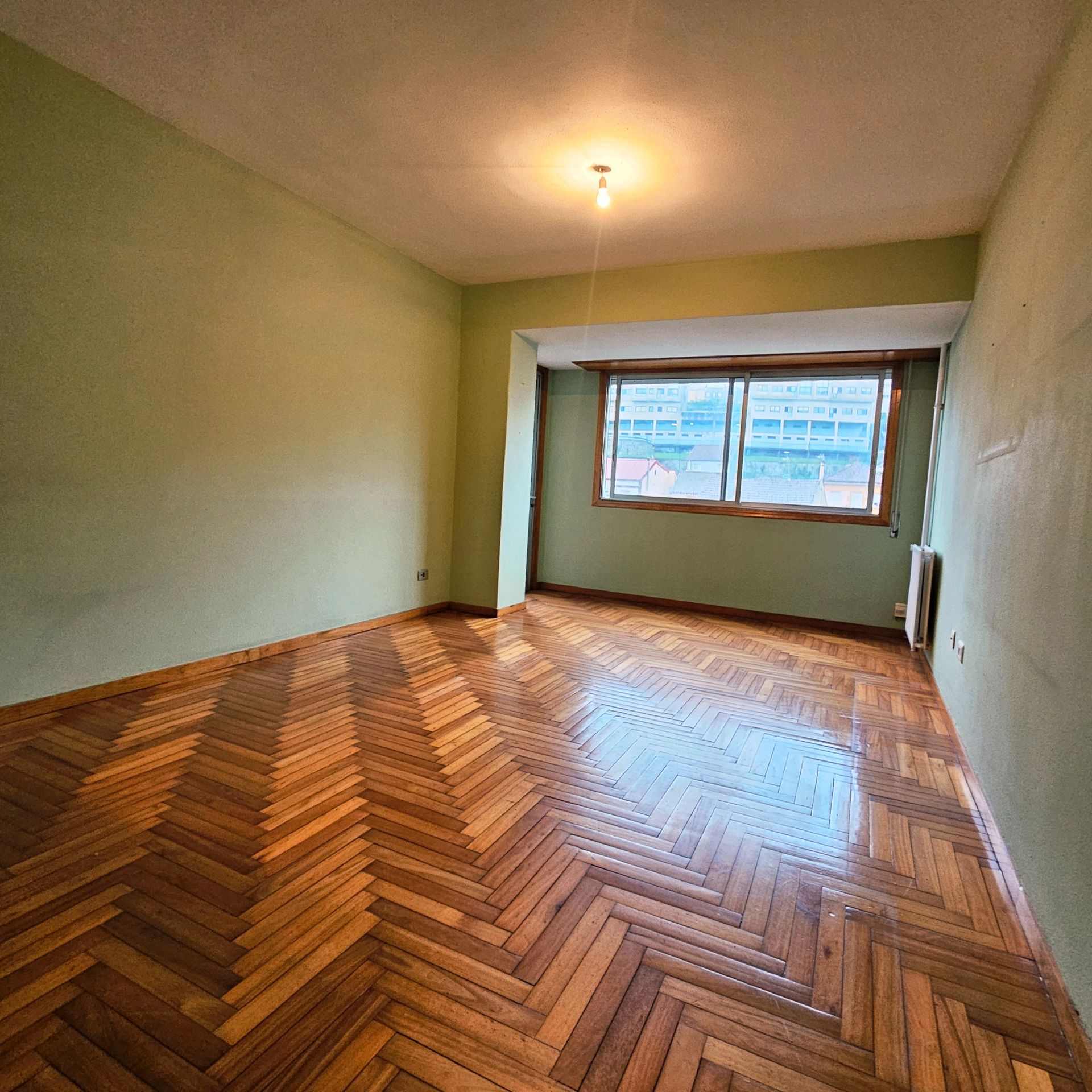 Habitación de Piso en venta en Vigo  con Calefacción, Trastero y Horno
