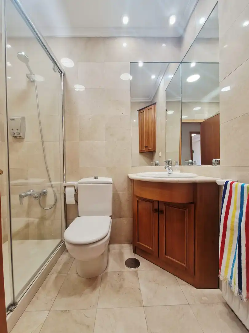 Baño de Ático en venta en Avilés con Calefacción y Terraza