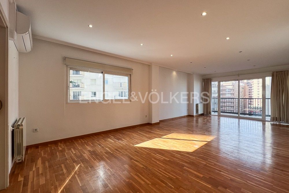 Exterior view of Apartment to rent in  Valencia Capital  with Air Conditioner, Heating and Parquet flooring