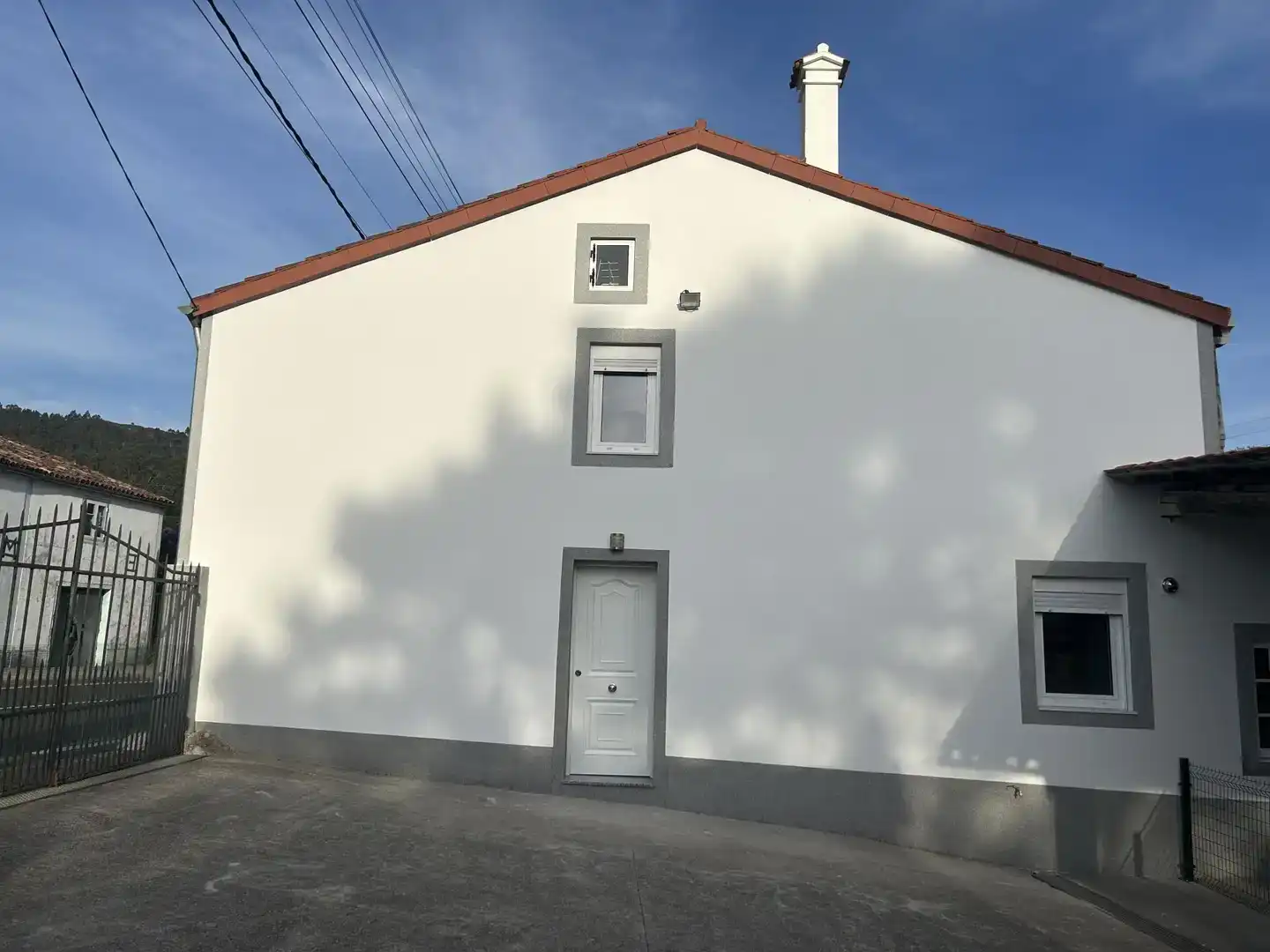 Vista exterior de Casa adosada de lloguer en Ames amb Jardí privat, Traster i Moblat