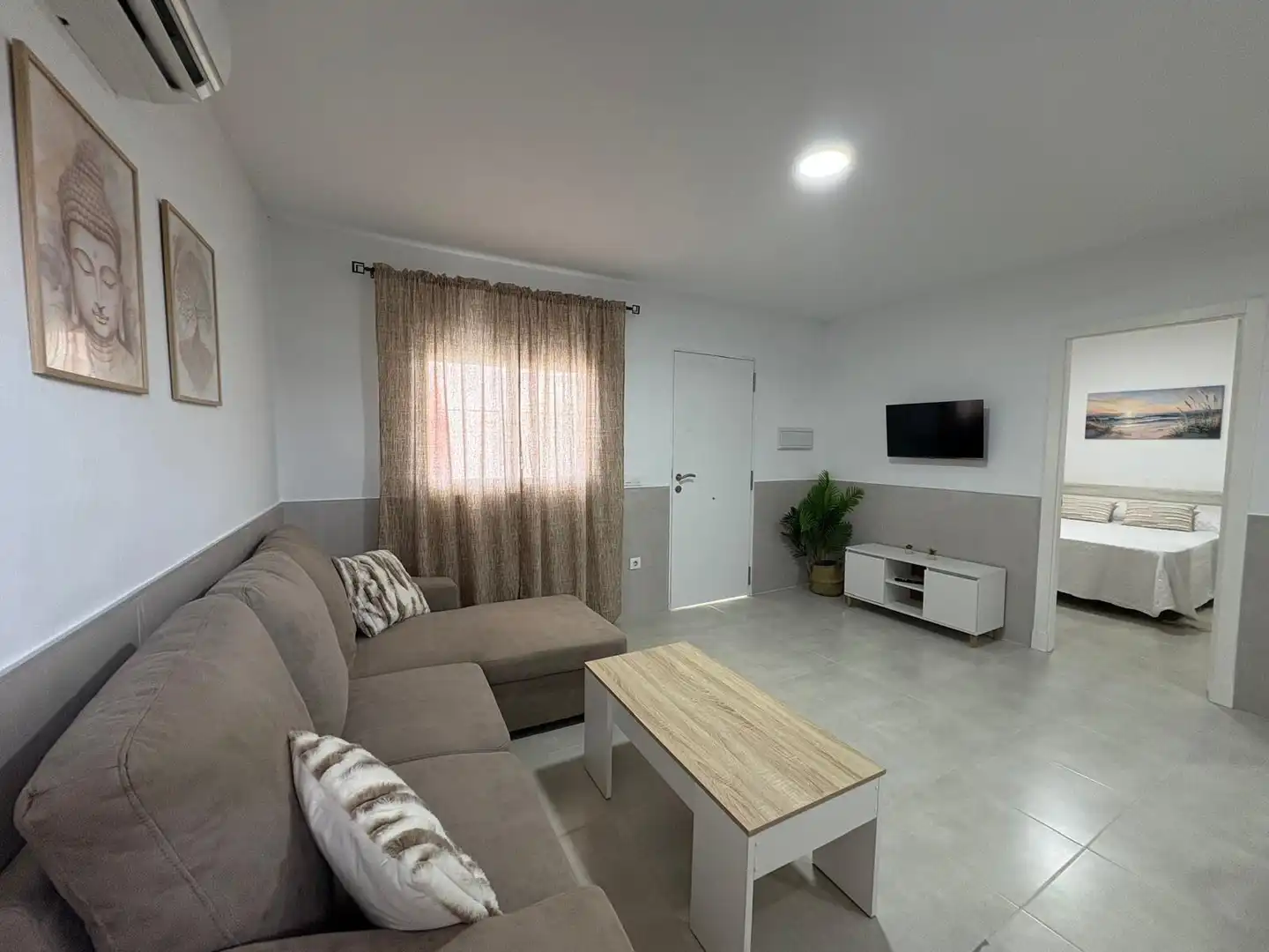 Sala d'estar de Casa o xalet de lloguer en Chiclana de la Frontera amb Aire condicionat, Jardí privat i Moblat