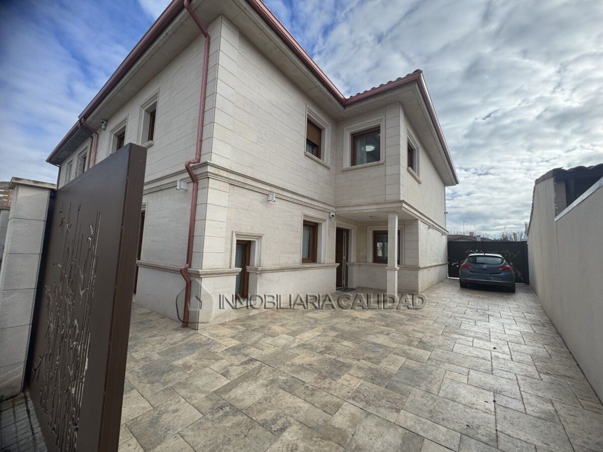 Vista exterior de Casa o xalet en venda en Burgos Capital amb Calefacció i Traster