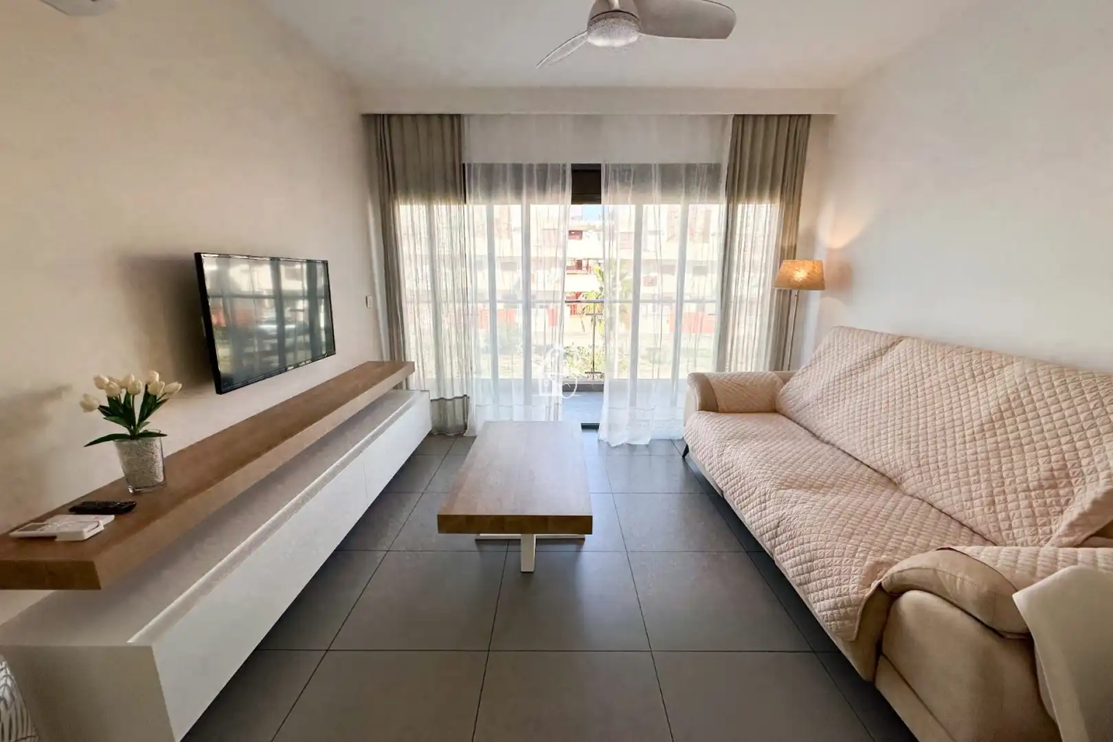 Sala d'estar de Apartament de lloguer en Pilar de la Horadada amb Aire condicionat, Terrassa i Piscina